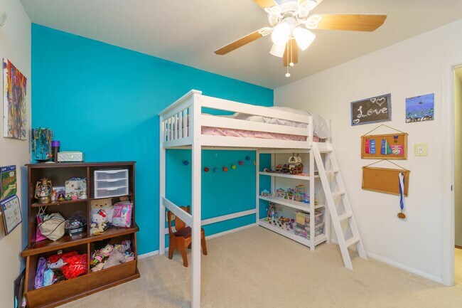 Building Photo - Meticulously Maintained 4 BR 2.5 BA Home in Burke, VA