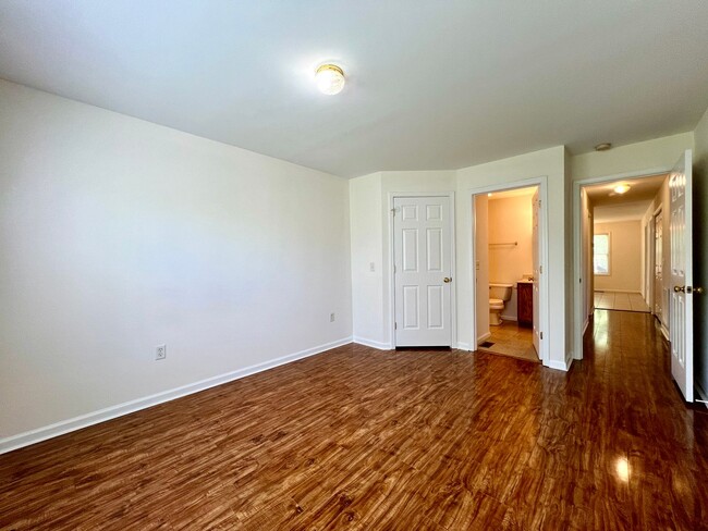 Building Photo - 3 Bedroom in West Asheville!