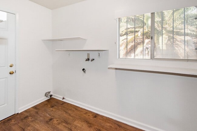 Building Photo - Available Now! Spacious 3BR, 2BA, 1,76sq.f...