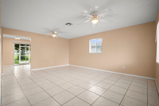 Building Photo - Beautiful 2-bedroom, 2-bathroom apartment, perfectly located in Cape Coral