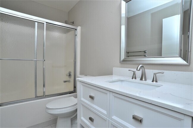 Building Photo - All tile 4 bedroom home in Oro Valley!