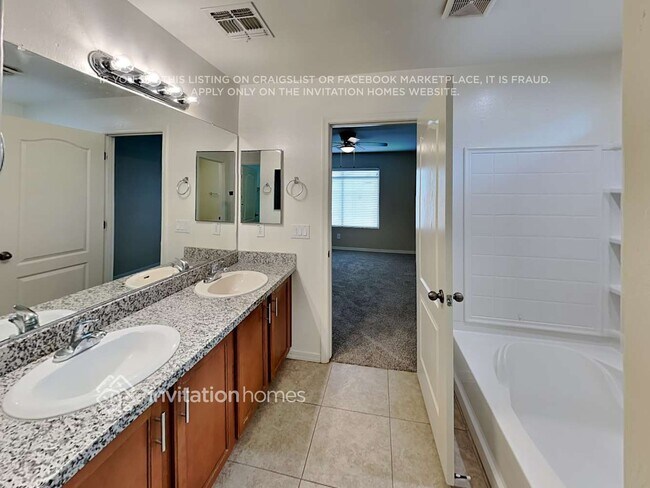 Building Photo - 928 W Desert Canyon Dr