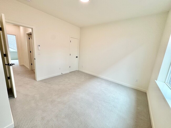 Building Photo - *1 MONTH FREE RENT* A 2bd/2bath Modern Tow...