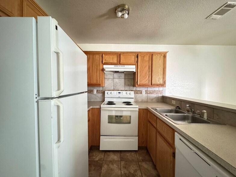 Building Photo - 1400 Chips Dr