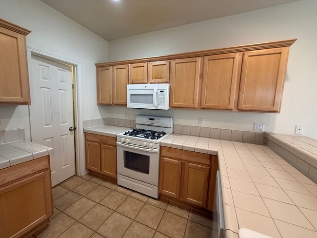 Building Photo - 3 Bed/2.5 Bath Single Family Home in River Canyon Estates - BRAND NEW CARPET