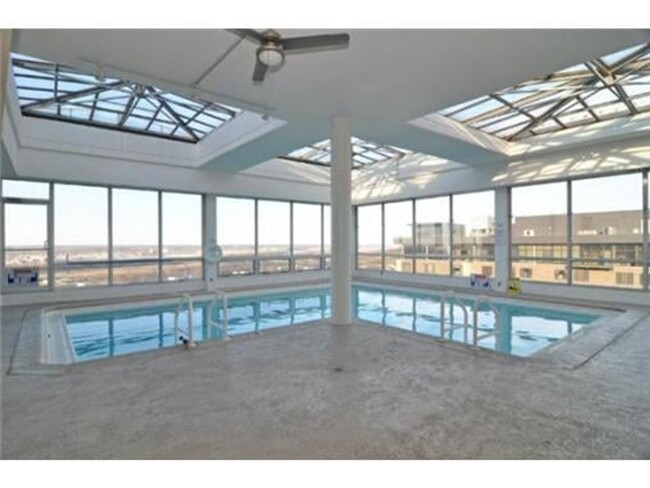 Building Photo - 2 Bedroom / 1.5 Bath Unit in Metropolitan ...