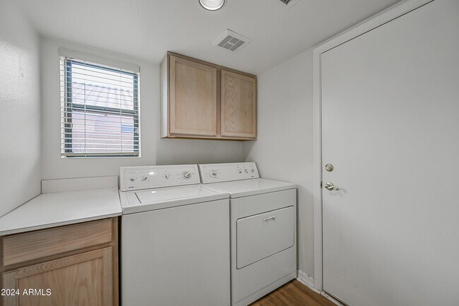 Building Photo - 2031 W Tracy Ln