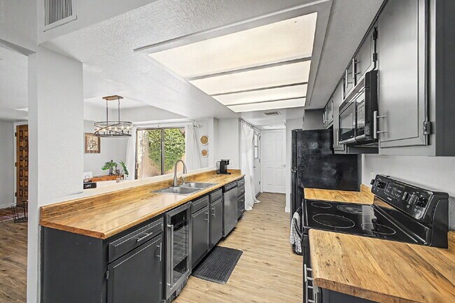 Building Photo - Furnished Luxury Condo in Guard-Gated Casa Del Monte | Prime Old Town Scottsdale Location