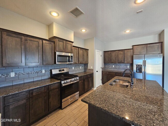 Building Photo - 7565 Wolf Creek Dr