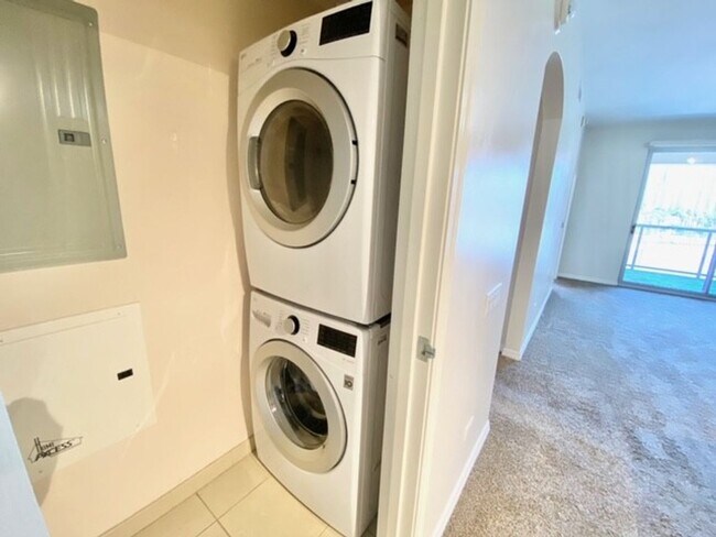 Building Photo - GREAT 1 BED, 1 BATH 867 SQFT HIGH RISE CON...