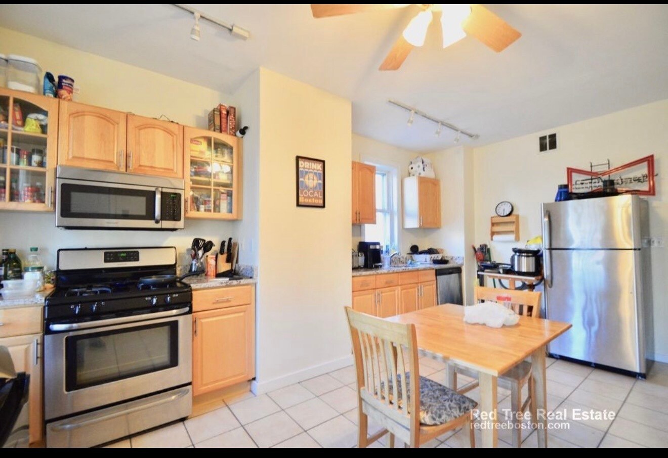 Building Photo - 756 Saratoga St