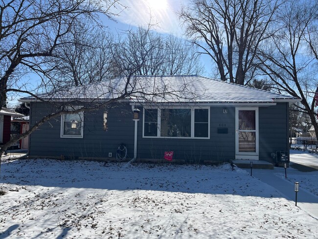 Primary Photo - Charming SW Rochester home with fenced yard!