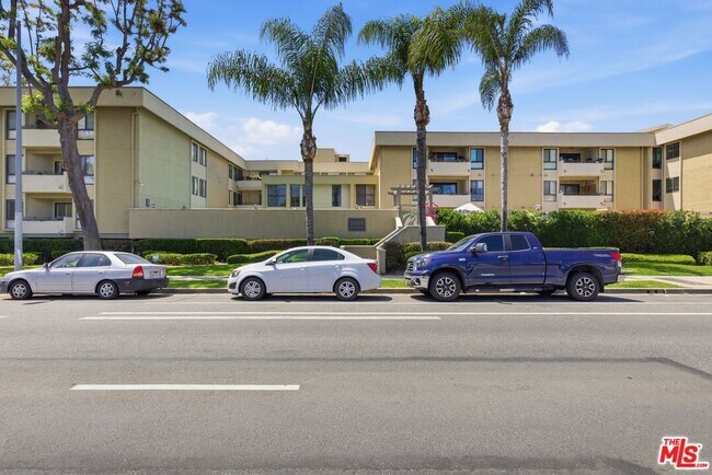 Building Photo - 5009 Woodman Ave