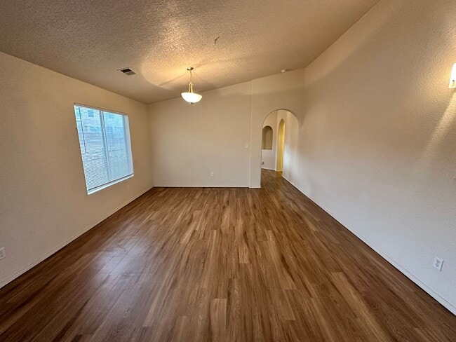 Building Photo - 4 bed 2 bath home in Huning Ranch