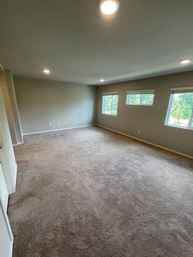 Building Photo - 3 Bedroom / 2.5 Bathroom Townhome - Near Bethany & PCC **1/2 Off Third Month's Rent**