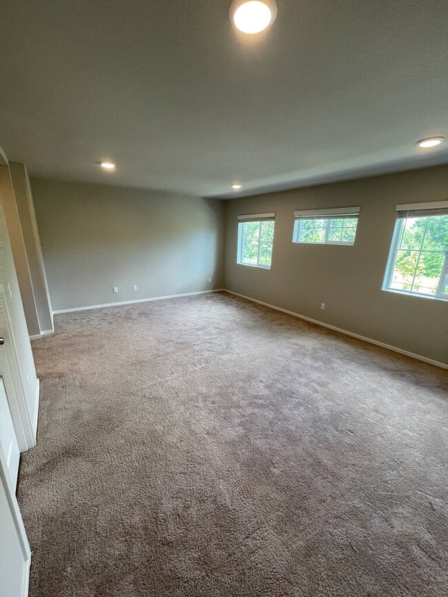 Building Photo - 3 Bedroom / 2.5 Bathroom Townhome - Near Bethany & PCC