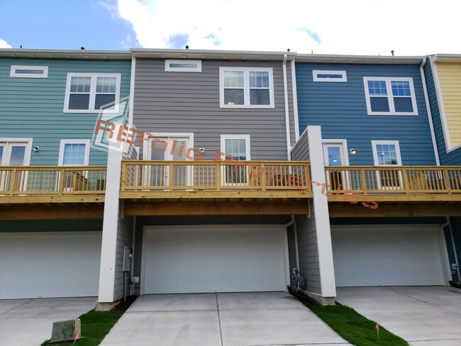 Building Photo - Beautiful 3 Story 3 Bedroom 3.5 Bathroom T...