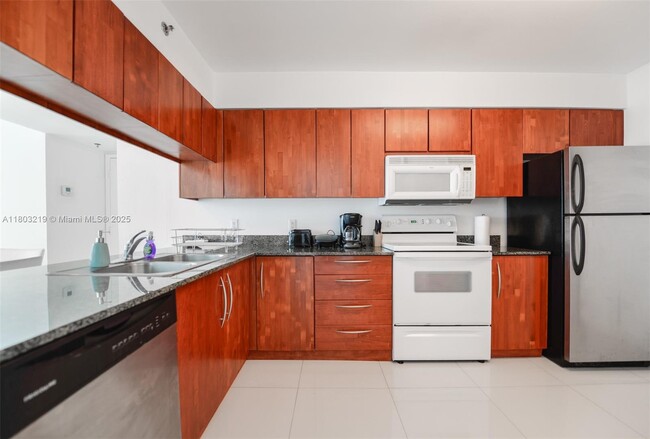 Building Photo - 1200 Brickell Bay Dr