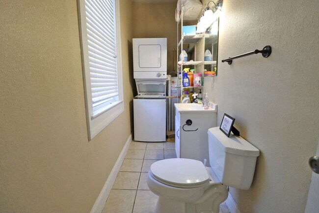 Building Photo - 4BR/2.5BA Urban Charm Meets Creative Energ...