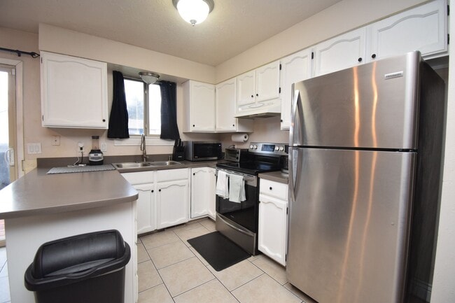 Building Photo - Charming West Jordan 4 Bed with Open Layout and Spacious Primary!!