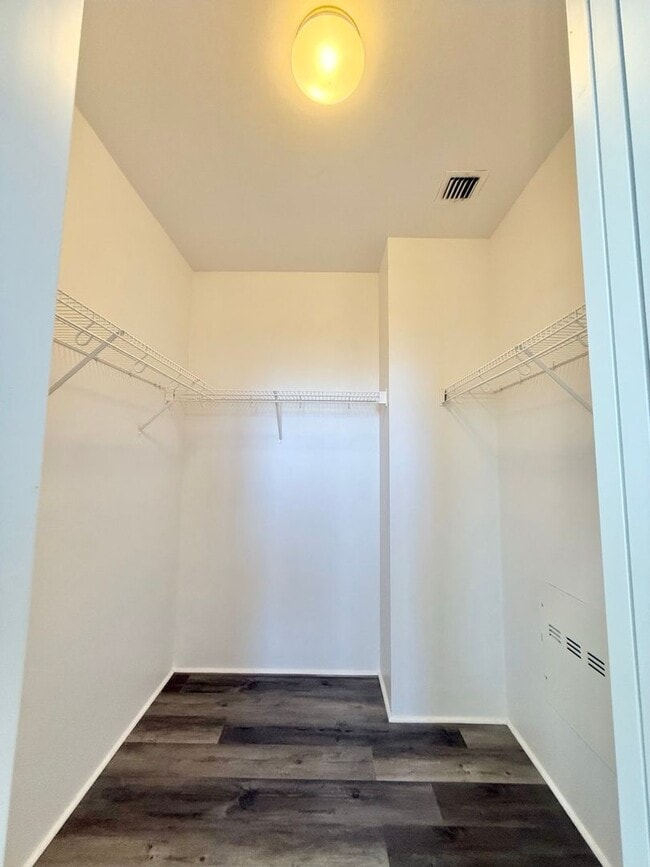 Building Photo - Beautiful 4-Bedroom, 3-Bath Former Model H...