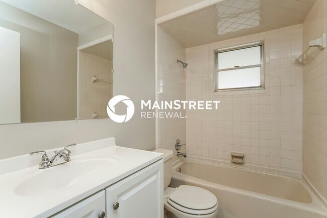 Building Photo - 3 Bedroom Pet-Friendly Home in Fort Myers, FL with Main Street Renewal