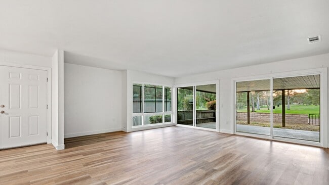 Building Photo - Spacious 3-Bedroom End Unit with Golf Cour...