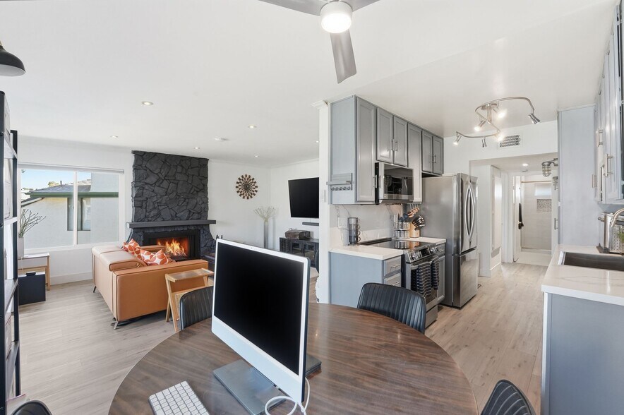 Building Photo - 450 W Vermont Ave