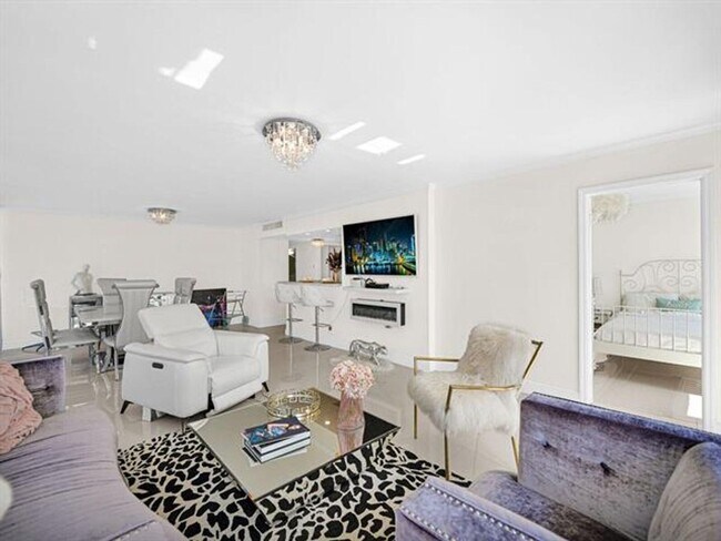 Building Photo - 2049 S Ocean Dr