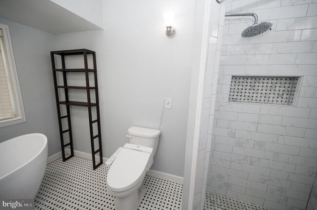 Building Photo - 703 Annin St