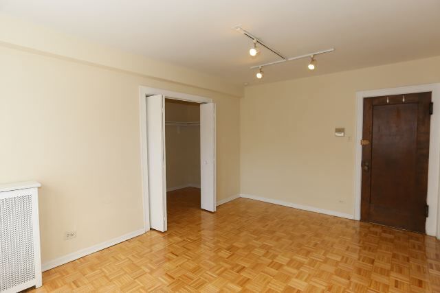 Building Photo - 742 W Belmont Ave