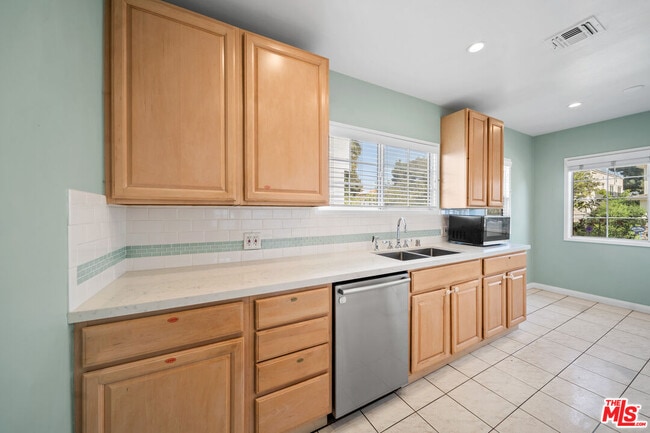 Building Photo - 1453 S Durango Ave