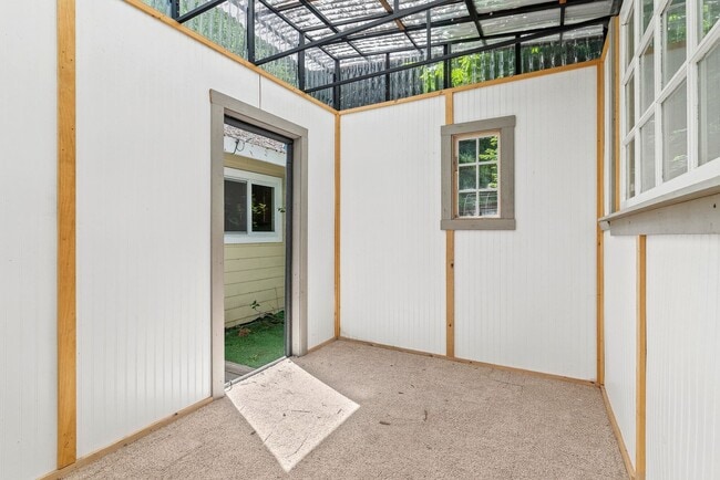 Building Photo - Stunning Fully Renovated 2 Bedroom, 1 Bath...