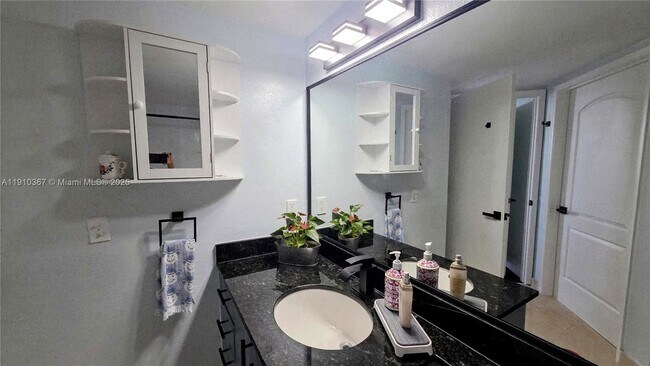 Building Photo - 1625 Kennedy Cswy