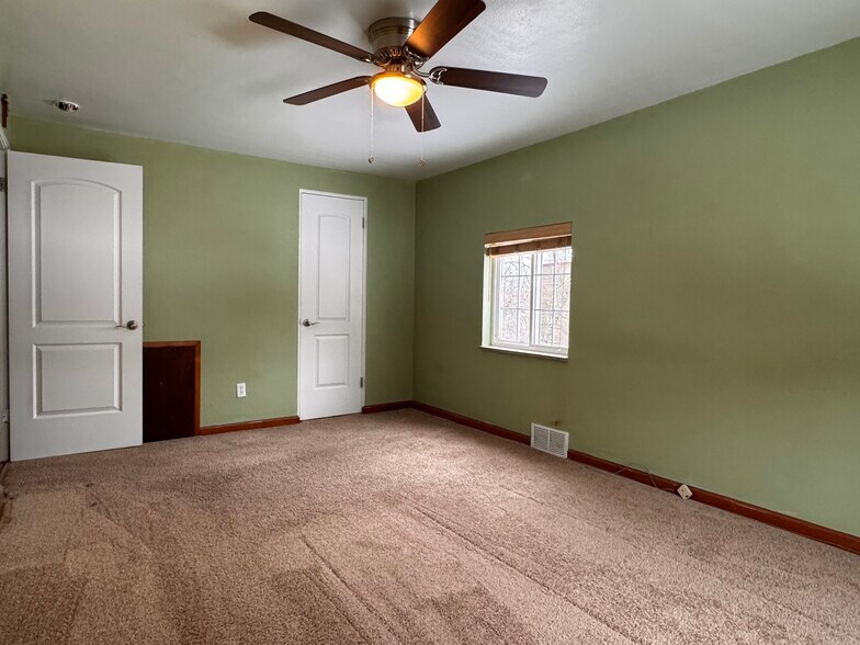 Building Photo - 849 Kewanna Ave