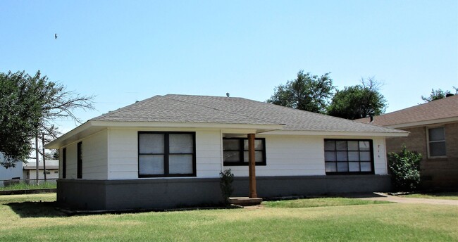 Building Photo - Classy 3 bedroom Home!