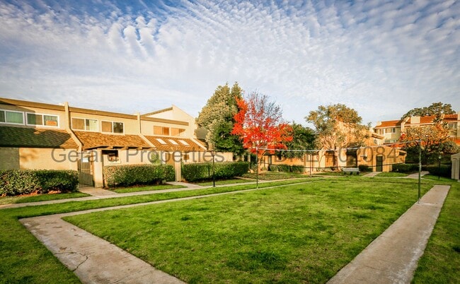 Building Photo - 3 bedroom Townhome with downstairs primary...