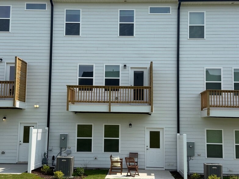 Building Photo - 1502 Tamarisk Ln