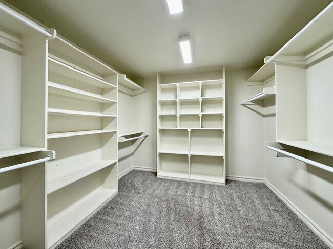 Building Photo - 308 N Lockeport Dr