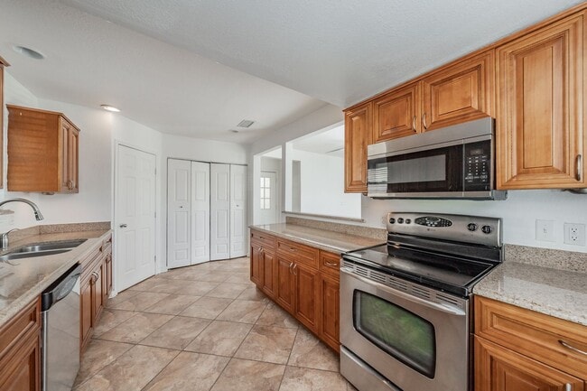 Building Photo - Cute two-bedroom, one-bath home in the hea...