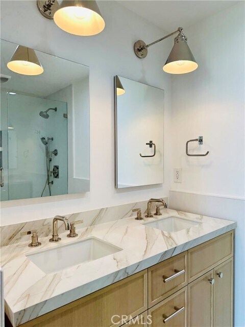 Building Photo - 555 Esplanade