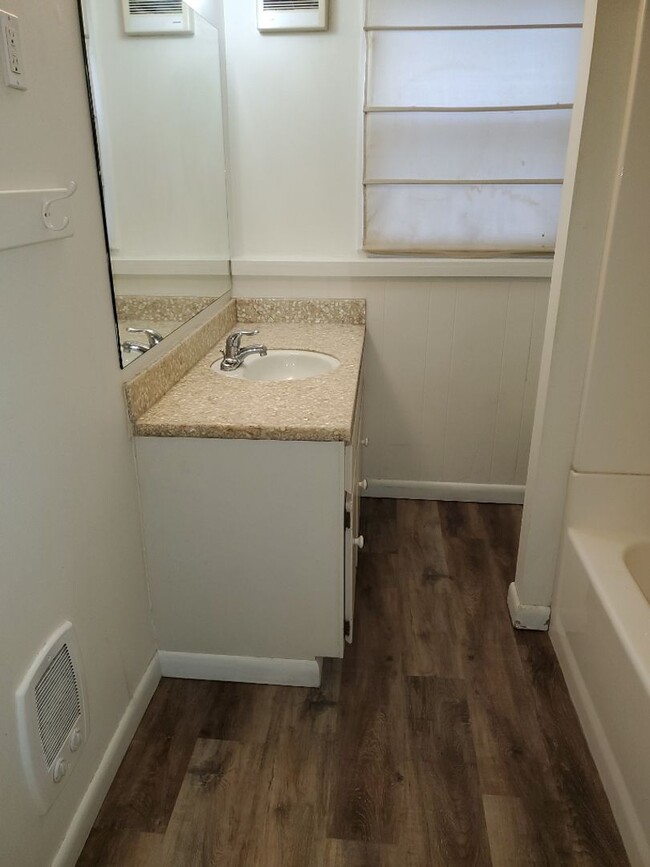 Building Photo - STUDENTS WELCOME! 4 Bed 2 Bath Single Fami...