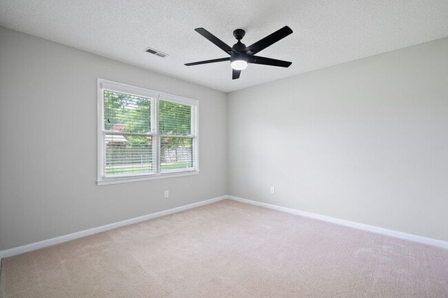 Building Photo - 1028 SE Kinsey Dr