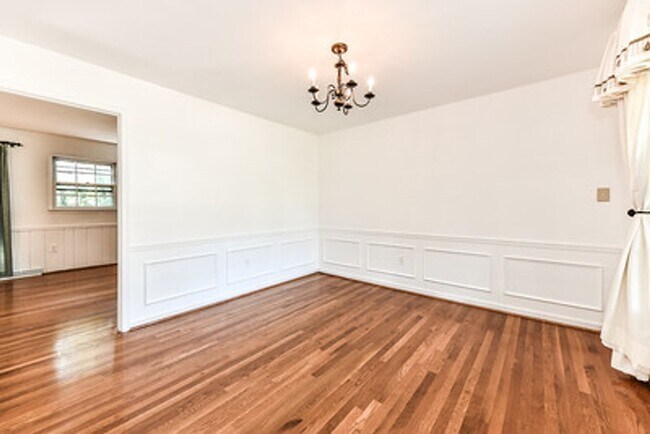 Building Photo - Spacious 4 Bed 2/2 Bath Home with Park-Lik...