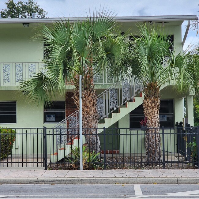 Building Photo - 220 Lucerne Ave