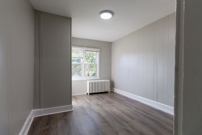 Building Photo - 3 bedroom, 1 bathroom row home located in ...