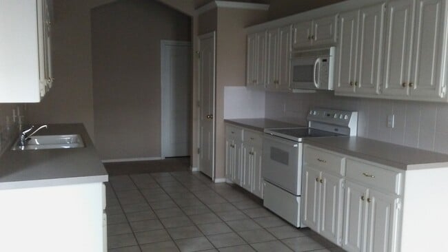 Building Photo - Very nice 3 bedroom home with an office in...