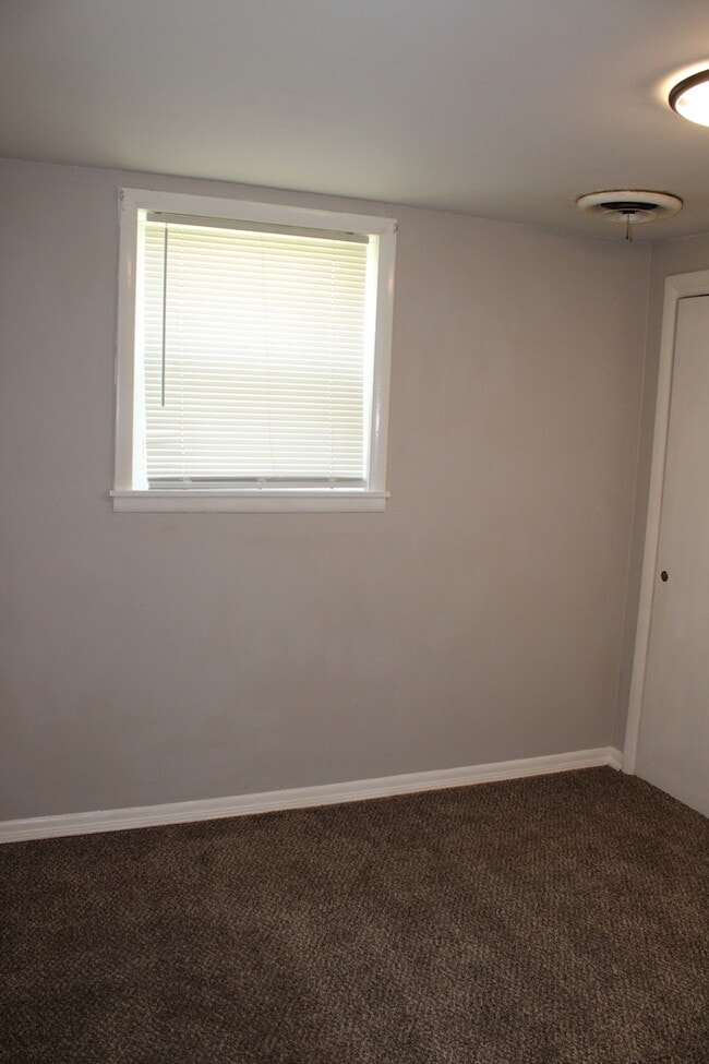 Building Photo - 2bed 1 bath in Independence off Chrysler