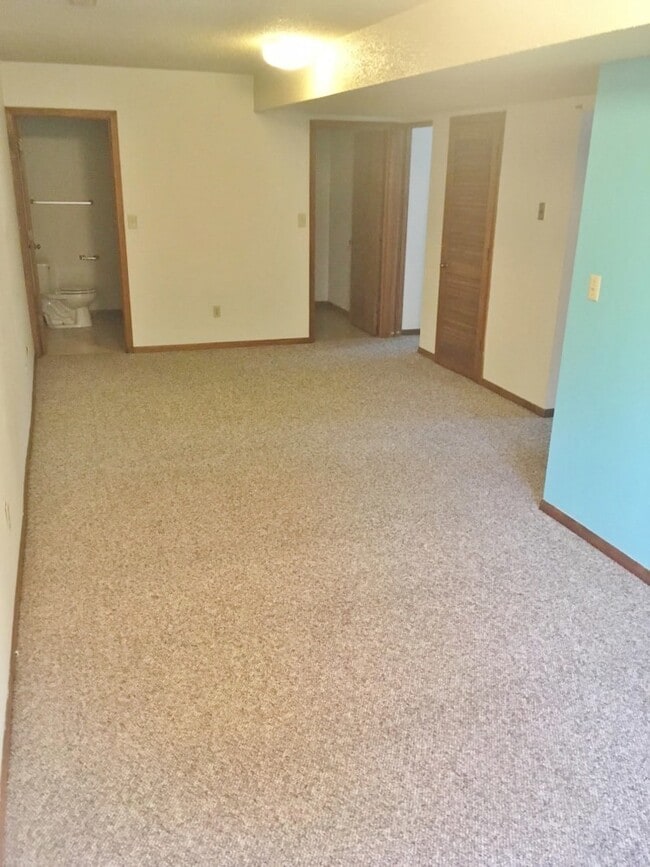 Building Photo - 3 Bedroom, 2 Bath Duplex in North Side Iowa City