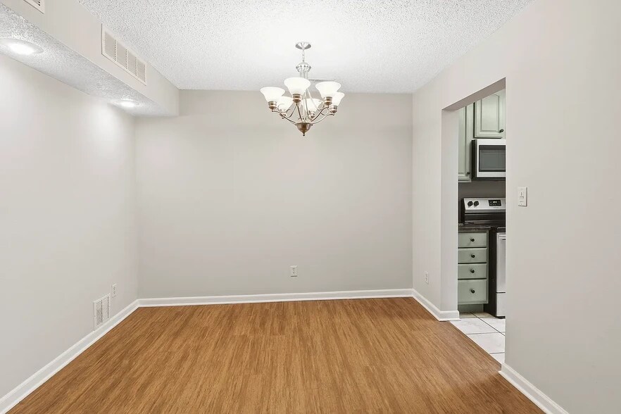 Building Photo - 2103 Melrose Dr